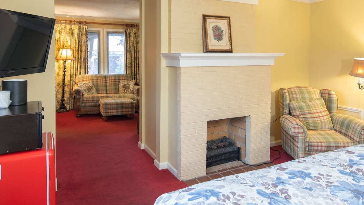 Blowing Rock Hotel | Small Private suite with Electric Fireplace and Pet Friendly