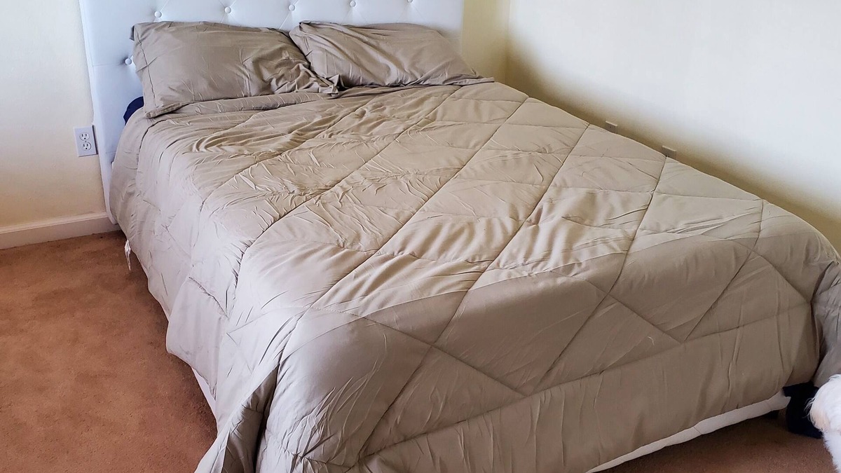Five Oaks House | Small Room With A Full-size Bed