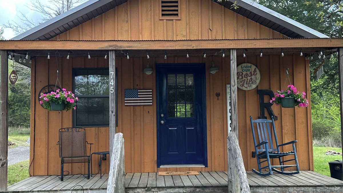 Quitman Cabin | Small Rustic Cabin Near Greers Ferry Lake w/1 Bedroom 1 Bath &Full Size Sofa bed