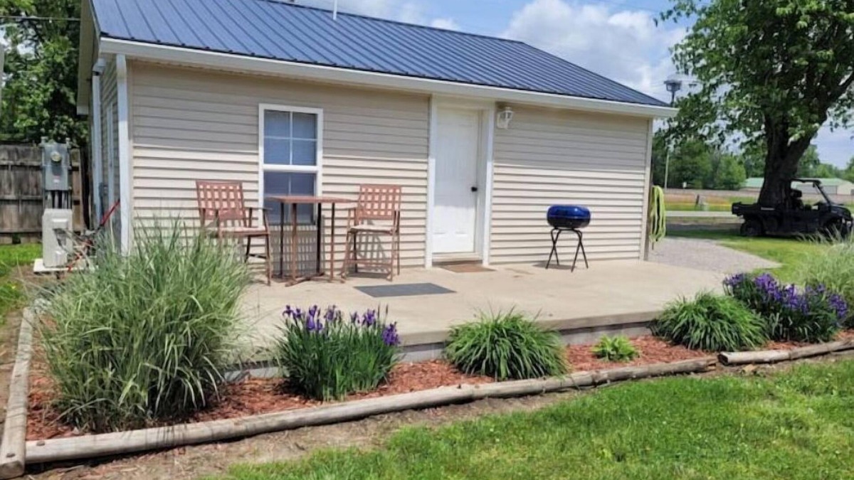 Bonnie House | Small simple cozy house close to Interstate & Rend Lake fishing/hunting