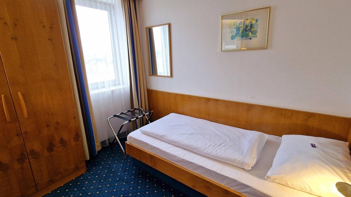 Strick Apartment | Small single room