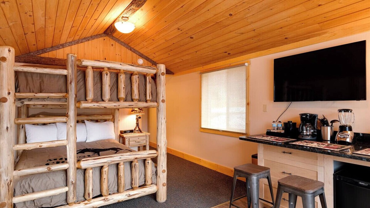 Lake Placid Cabin | Small Standalone Cabin w/2 queen beds + kitchenette
