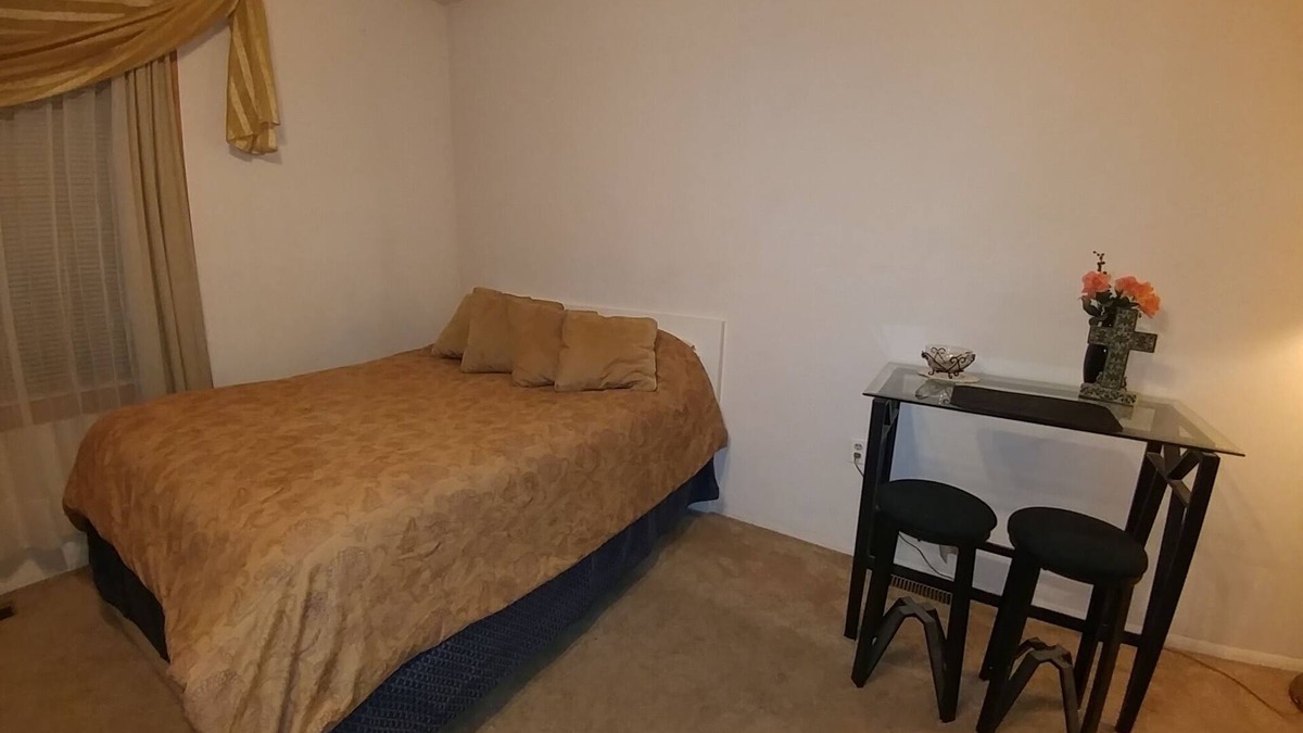 Mount Clemens Apartment | Small studio apt close to St Clair& Clinton River & downtown. Private entrance