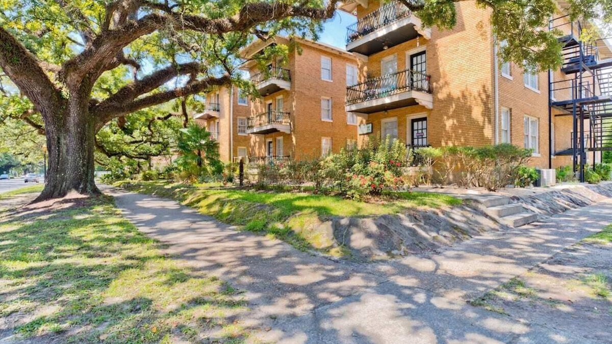 Leinkauf Condo | Small Studio Condo -Private balcony -Free Parking