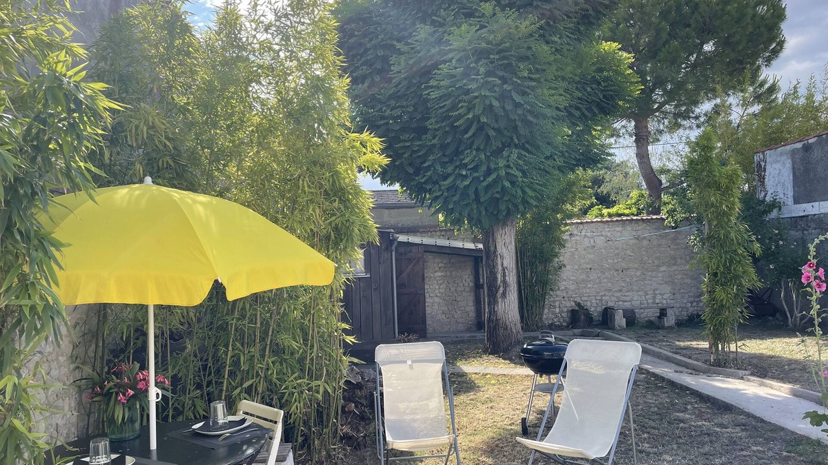 La Rochelle House | SMALL STUDIO ON GARDEN - CITY CENTER - FREE PARKING - BICYCLE SHELTER
