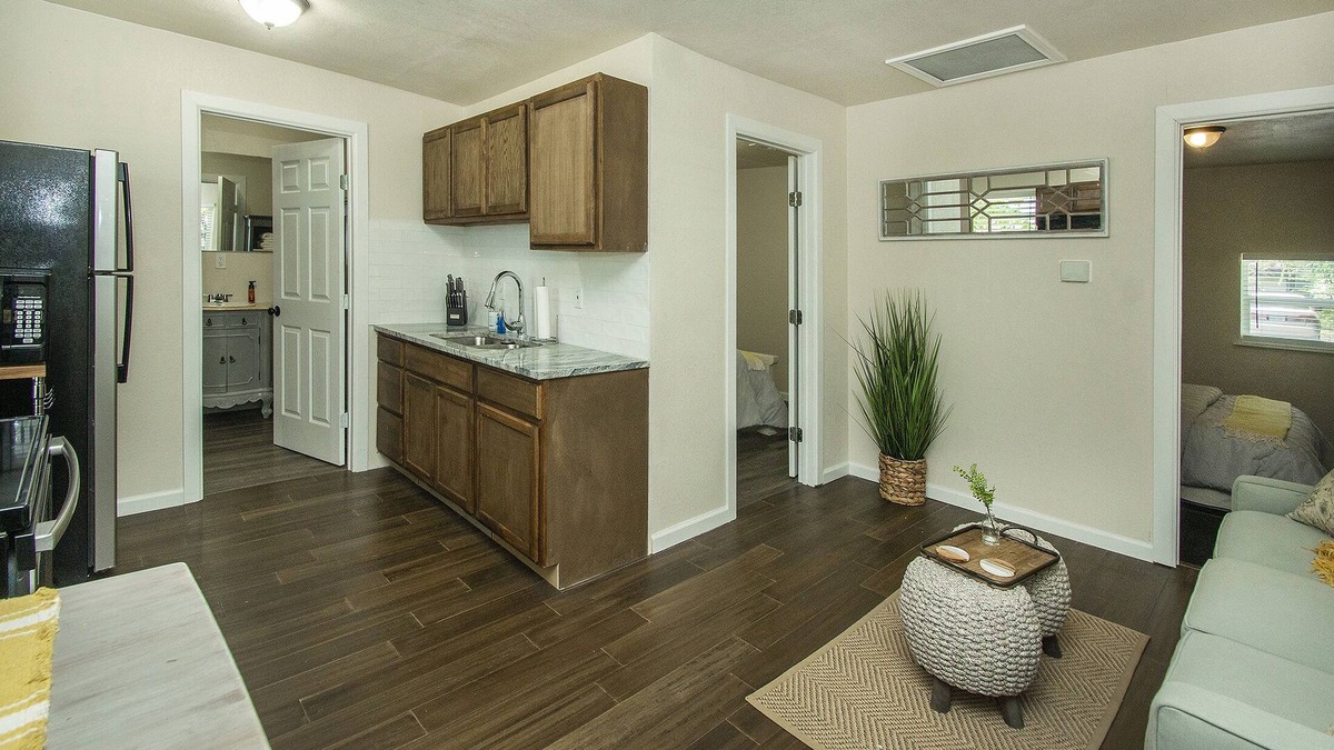 Rowlett Cottage | Small town/ Downtown Private 2 Bedrooms Garden Suite @ DART train