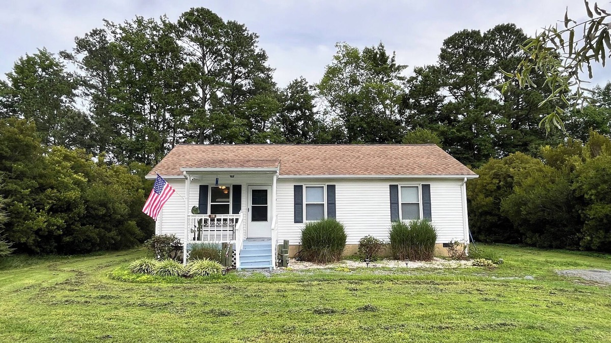 Mathews House | Small Town Getaway - close to in-town Mathews with a casual, rural life