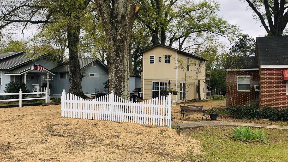 Jayess Apartment | Small Treehouse out in the country