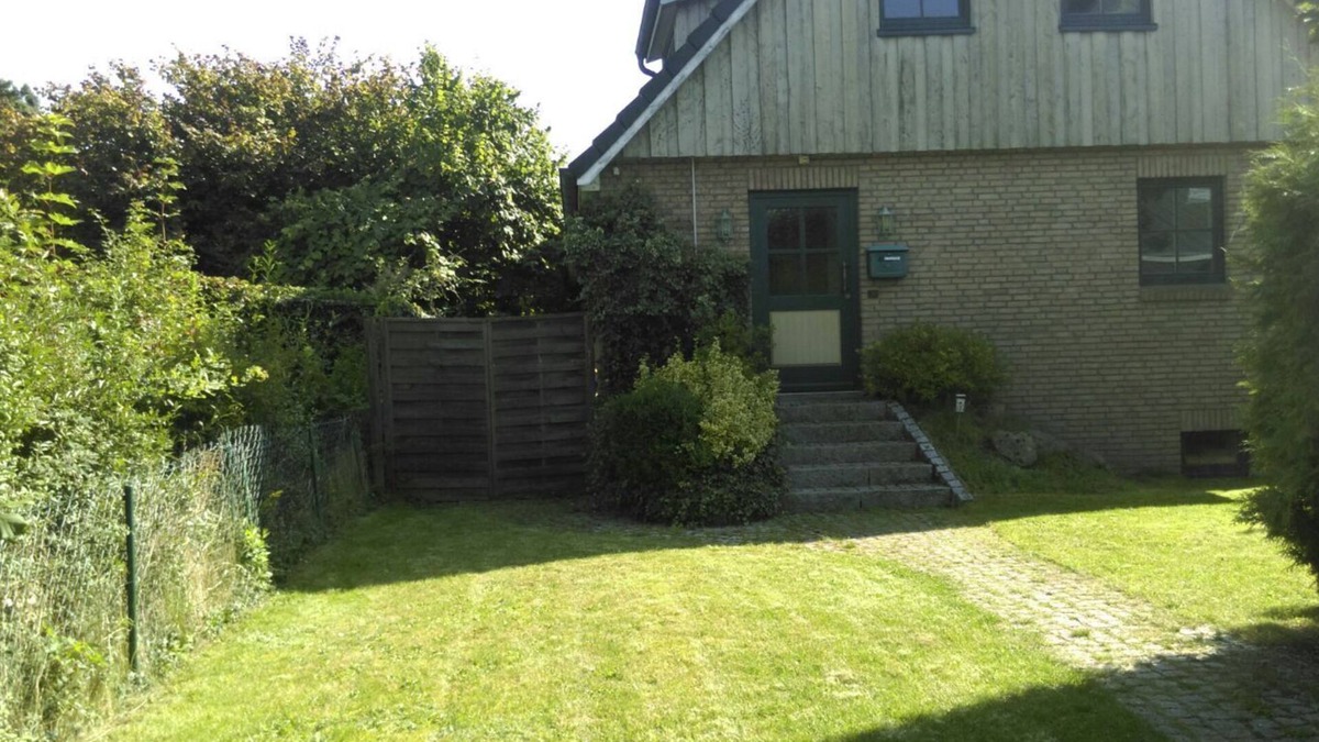 Neumuenster House | Small vacation apartment with garden view