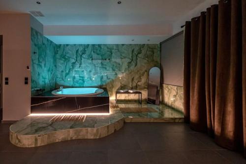 Irakleio Apartment | Smaragdi Luxury Jacuzzi Apartment Noho Premium Living
