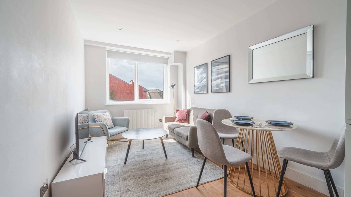 Eastleigh Apartment | Smart 1 Bed Apartment in Eastleigh Town Centre