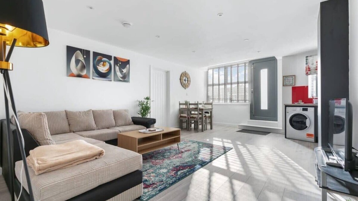 Woking Apartment | Smart 1 Bedroom Apartment in Central Woking