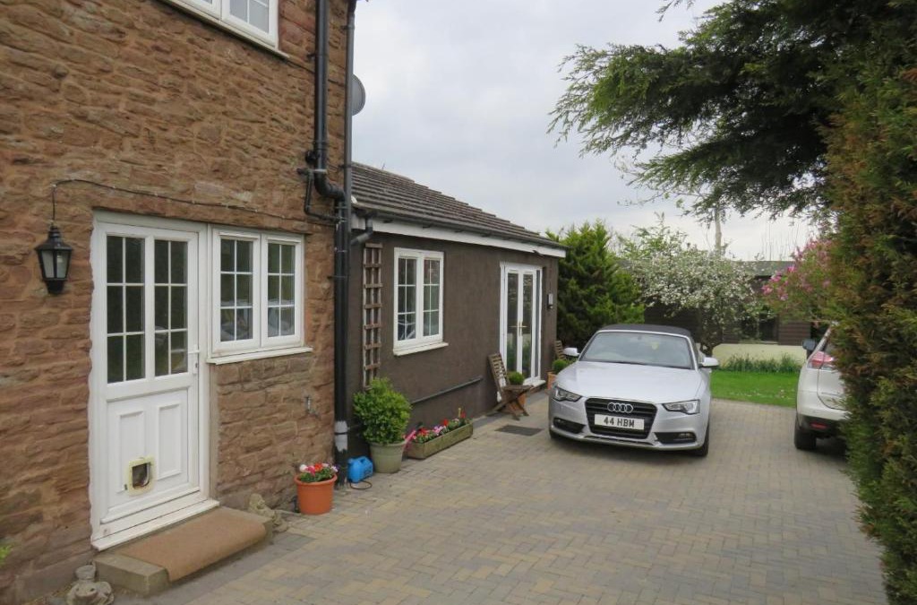 Ross-on-Wye Apartment | Smart and welcoming 1 bedroom annex, with on-site parking