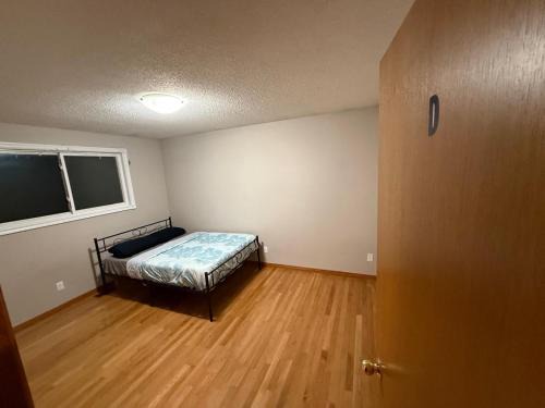 Rosemount House | Smart Budget Friendly Room-Near Airport, Groceries,College