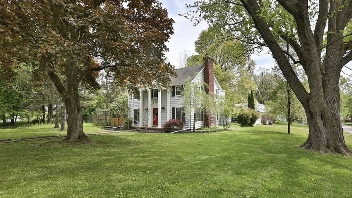 Rochester House | Smart design, while keeping comfort in mind. Private yard & nature park.