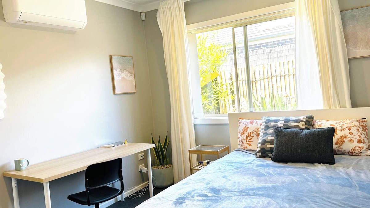 Deer Park House | Smart Home Private Room near Deer Park Train Station