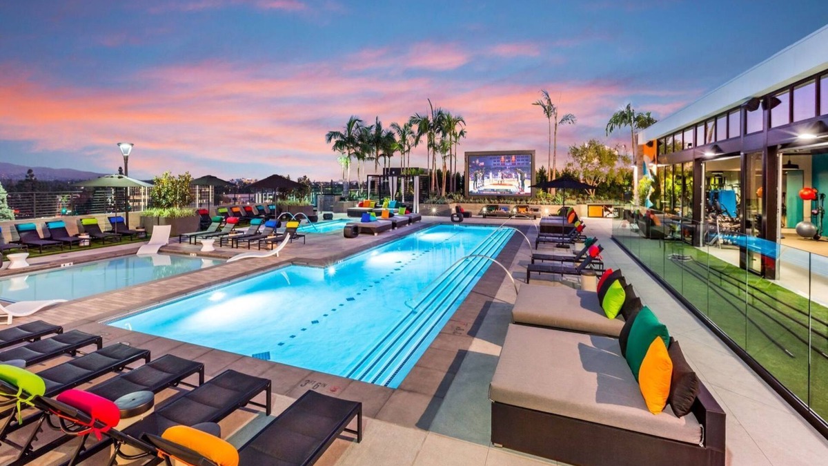 Platinum Triangle Apartment | ★Smart & Luxurious★ ~ Mins to Disney ~ ♛Queen beds