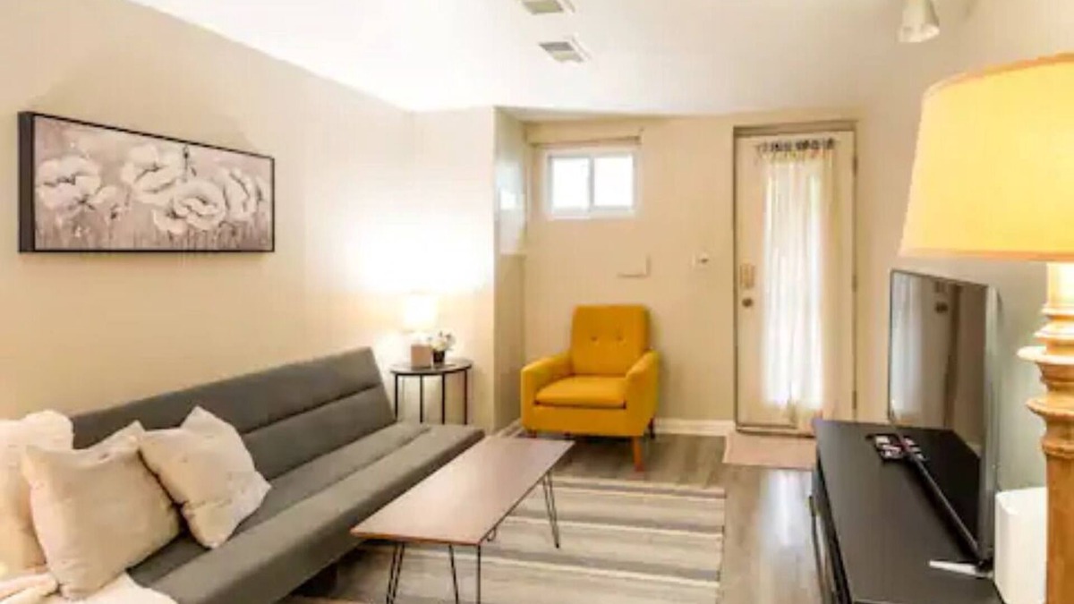 Northeast Apartment | ✯Smart TV, Free ϟ Wi-Fi w/Smoke Free ϟ Private Entrance✯
