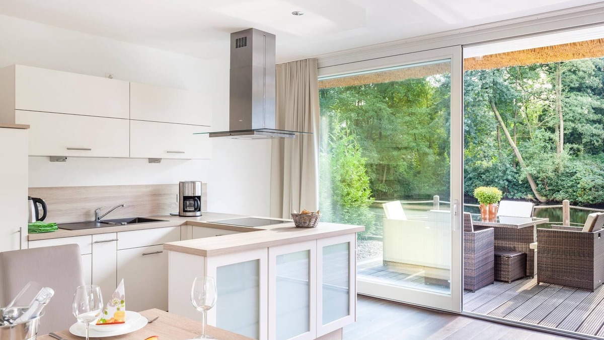 Bad Zwischenahn Apartment | SmartFewo: Sonnenglut | lake terrace | sauna