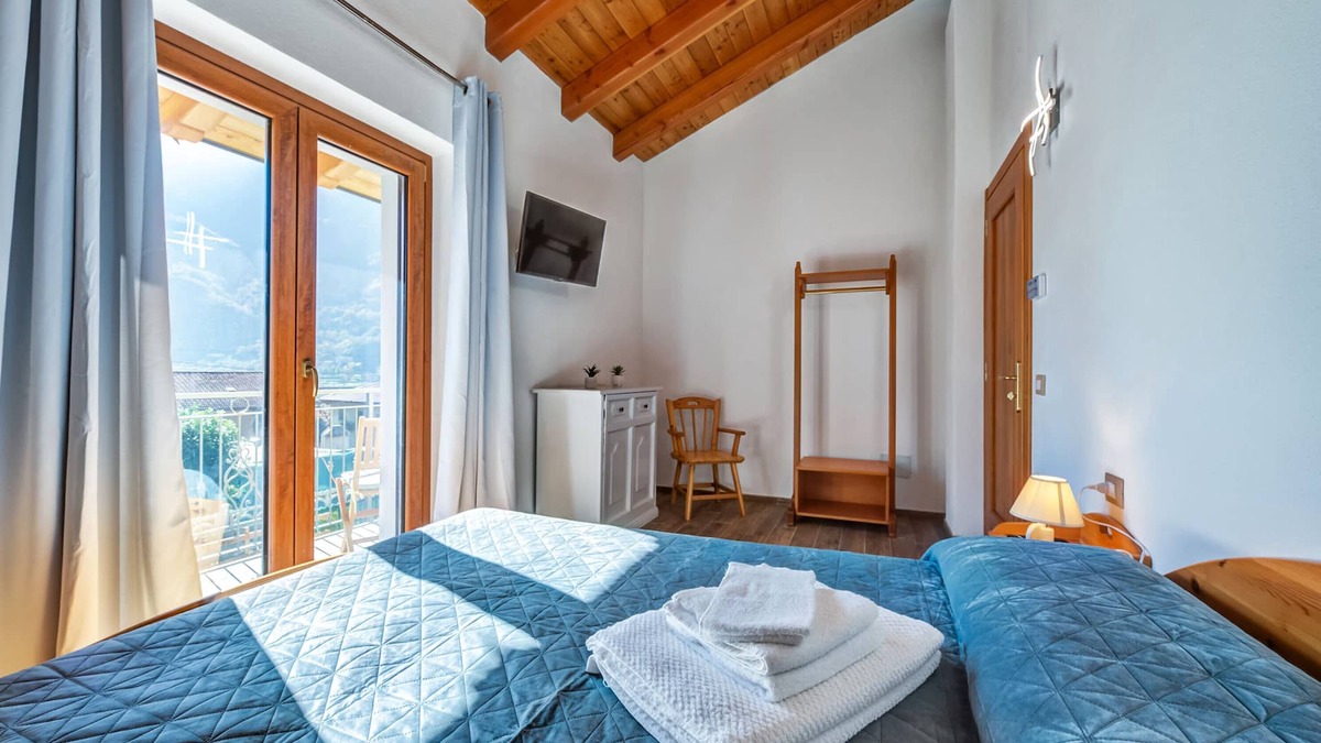 Donnas Bed & Breakfast | 'Smeraldo' Room with Mountain View and Wi-Fi