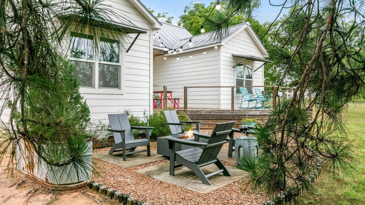 Fredericksburg Cottage | Smith House | 2/1, Kitchenette, Gas Fire pit & Grill, Pets w/fee
