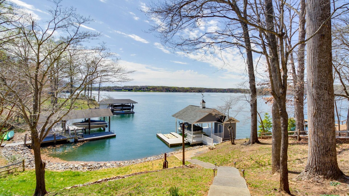High Point House | Smith Mountain Lake Getaway w/Private Dock!