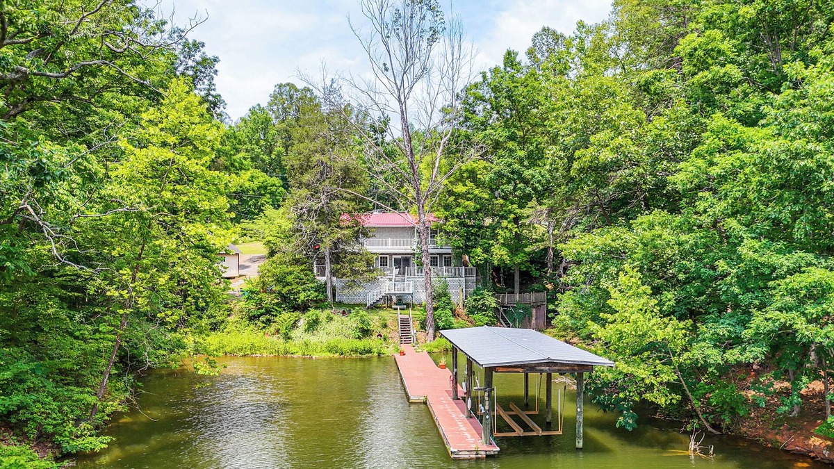 Gladehill Cottage | Smith Mountain Lake Cottage w/Dock + Fire Pit!