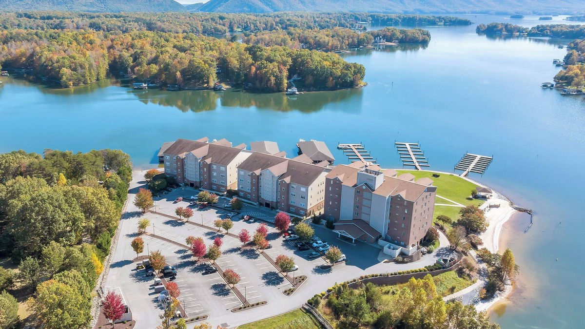 Huddleston Condo | Smith Mountain Lake Retreat w/Resort Amenities!