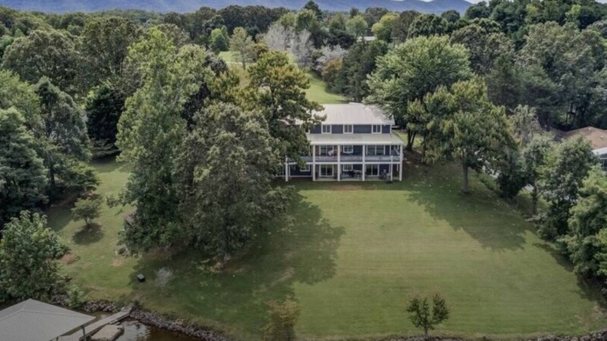 Huddleston House | Smith Mountain Lake luxury, Dog-friendly, WIFI, pooltable, hot tub, kayaks, dock