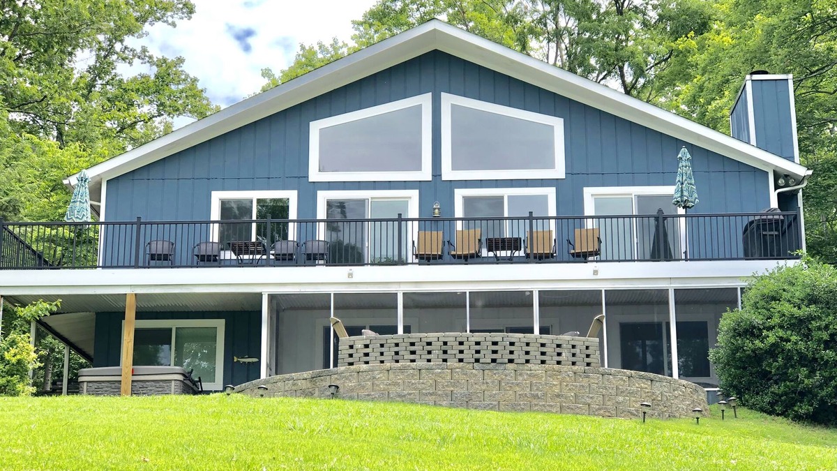 High Point House | Smith Mountain Lake Water Front Hot Tub Kayaks Paddle Boards Pedal Boat