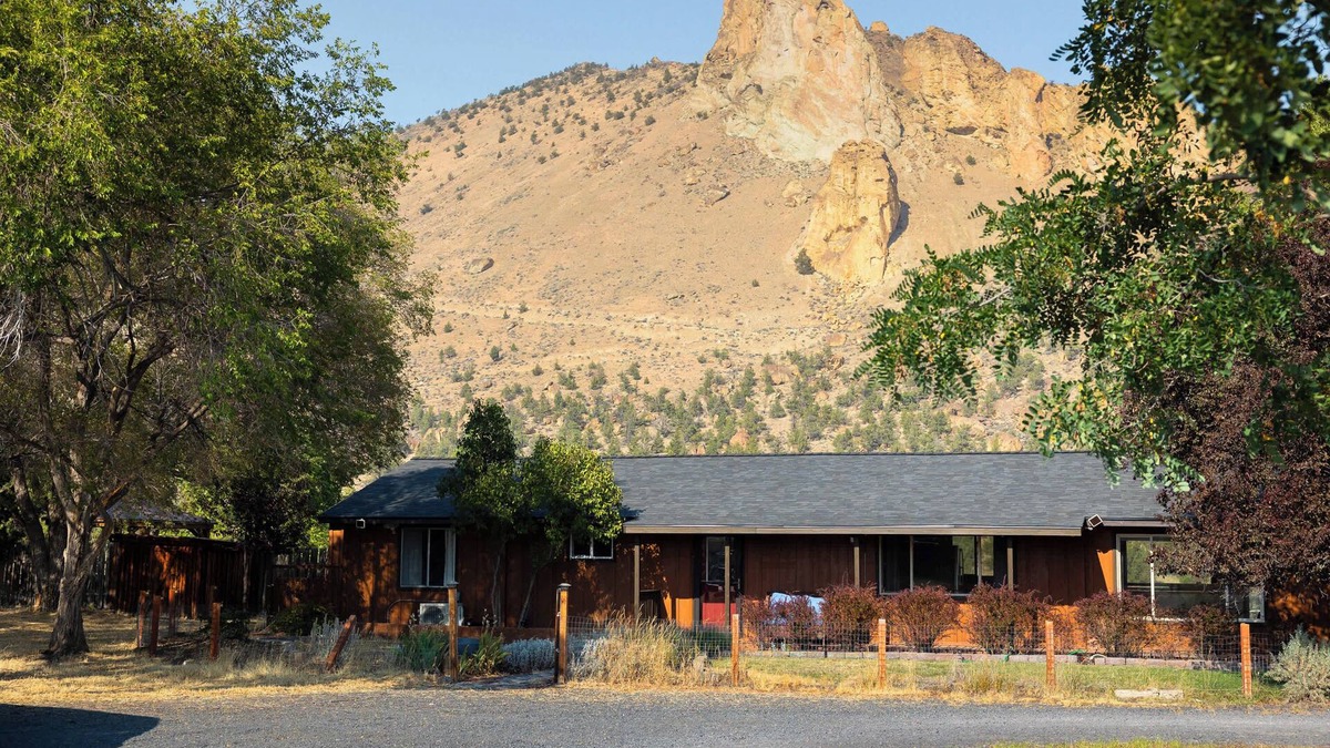 Terrebonne House | Smith Rock Base Camp! Adventure Awaits!