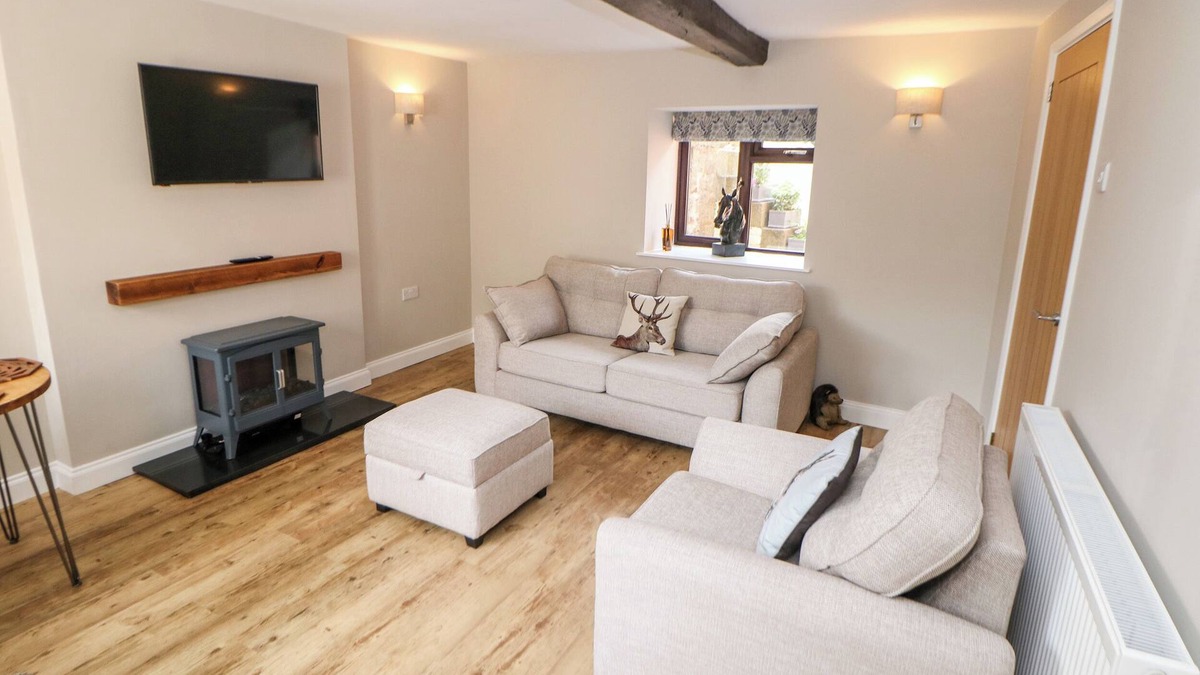 Barlow House | SMITHY COTTAGE, pet friendly, with a garden in Chesterfield