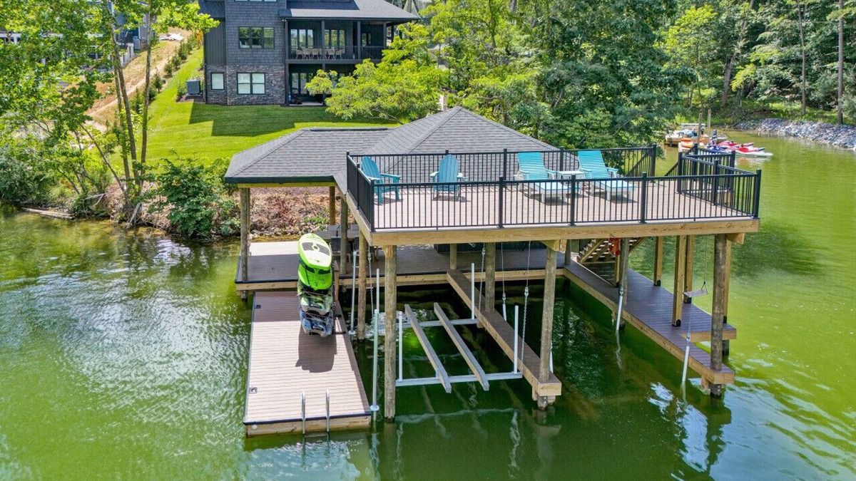 Moneta House | SML Sunset Escape~7 Bedroom/5 Bath~Sleeps 18~Hot Tub~Fire Pit~Private 2 Slip Dock~Pet Friendly