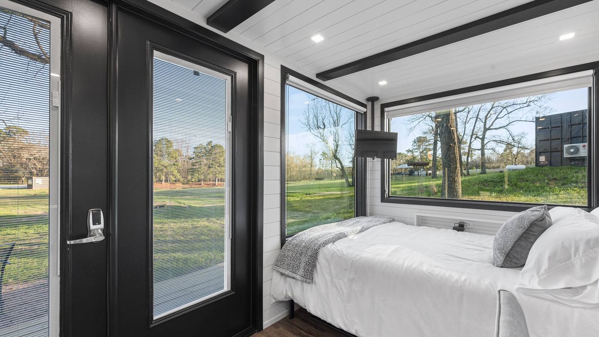Willis House | Smoke Shack-2 mins to Lake Conroe! Rooftop deck, Heated Pool, Fire Pit