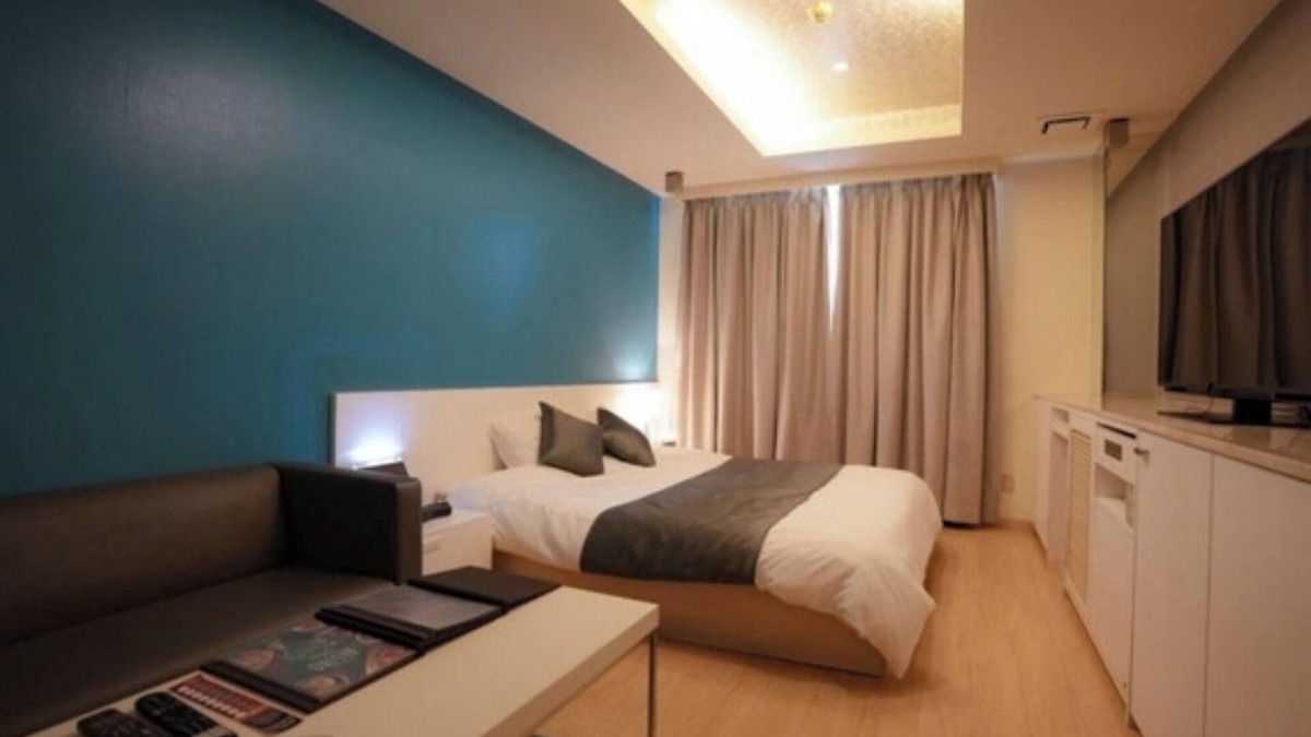 Toyonaka Hotel | SmokingRoom type selected at random King bed Free breakfast and free parking/Toyonaka Ōsaka