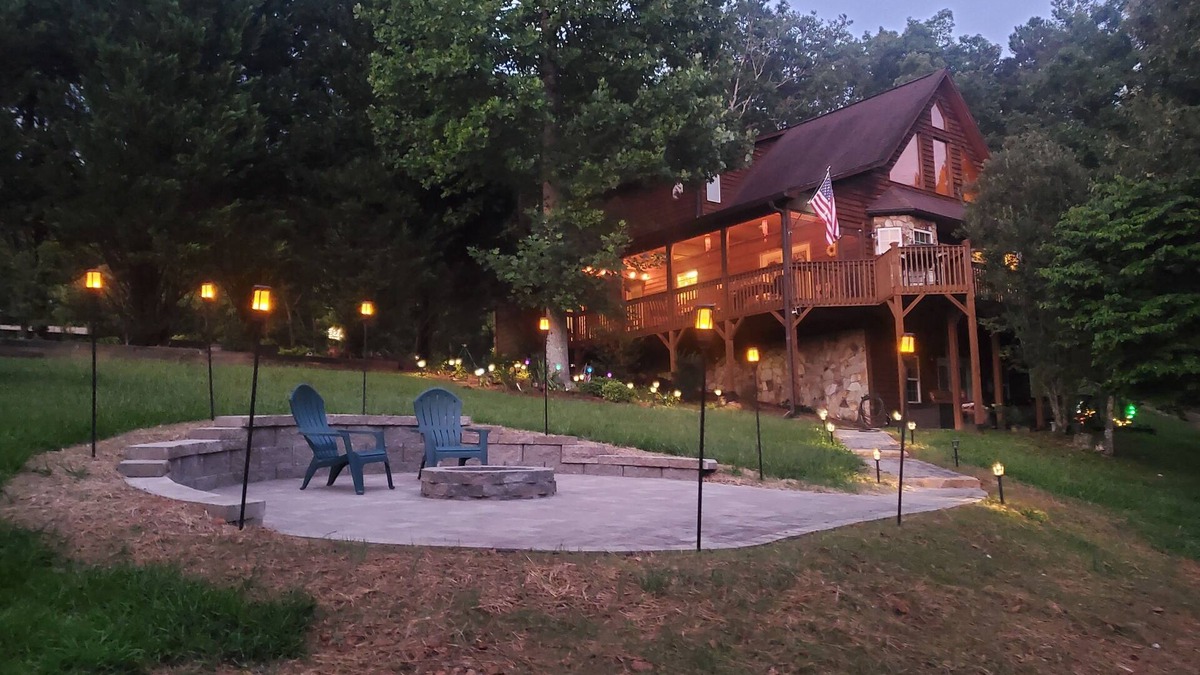 Murphy Cabin | Smoky Mountain Cabin - HOT TUB - 2 Fireplaces - Fire Pit - Screened Deck