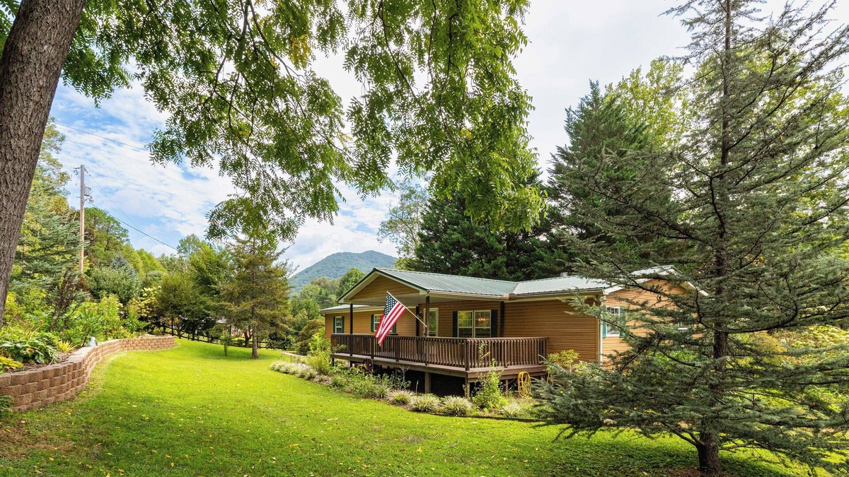 Sylva House | Smoky Mountain Riverfront Lodge: 4 bedrm on the Tuckaseegee River in Sylva NC