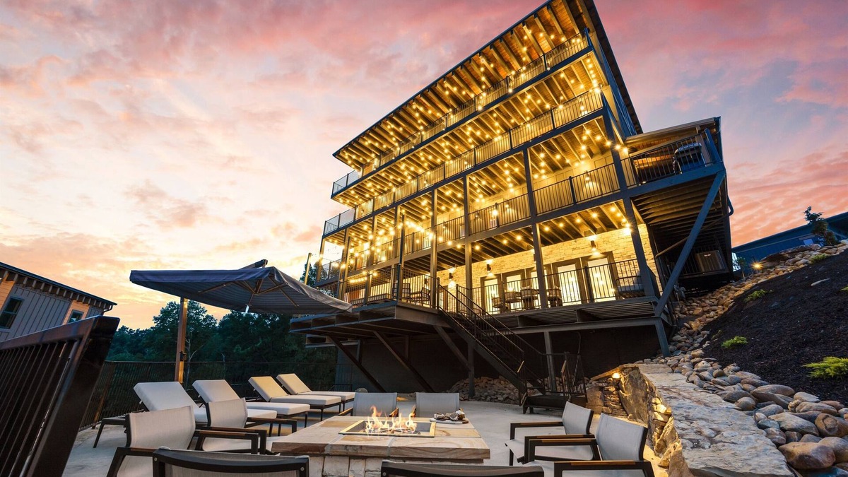 Sevierville Cabin | Smoky Mtn Ultra Luxury Cabin, IndoorPool, PS5, 8Bsleeps26, Waterpark, Pool Table