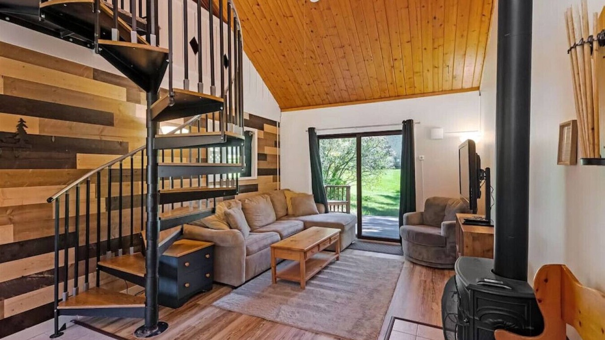 Jeffersonville Condo | Smugglers' Notch Relaxing Mountainside Retreat