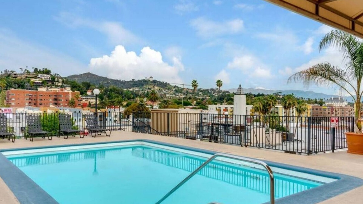 Little Armenia Apartment | Snazzy 2bed Apt w/Rooftop pool & Hollywood Sign Views