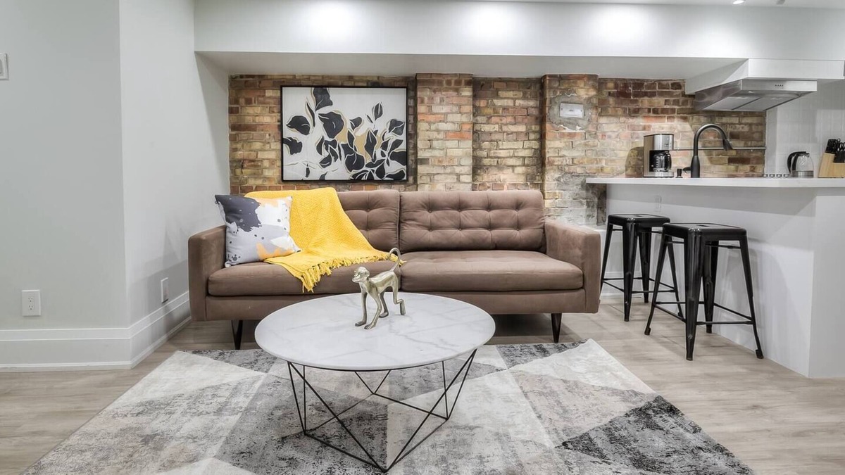 Cabbagetown South Apartment | Snazzy 2BR Suite near Dundas Square