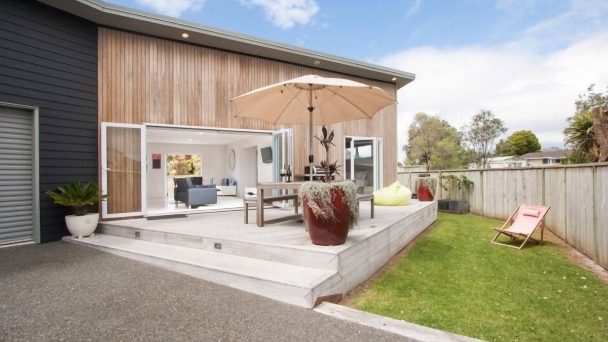 Waihi Beach House | SNAZZY! Right in the middle of the action!