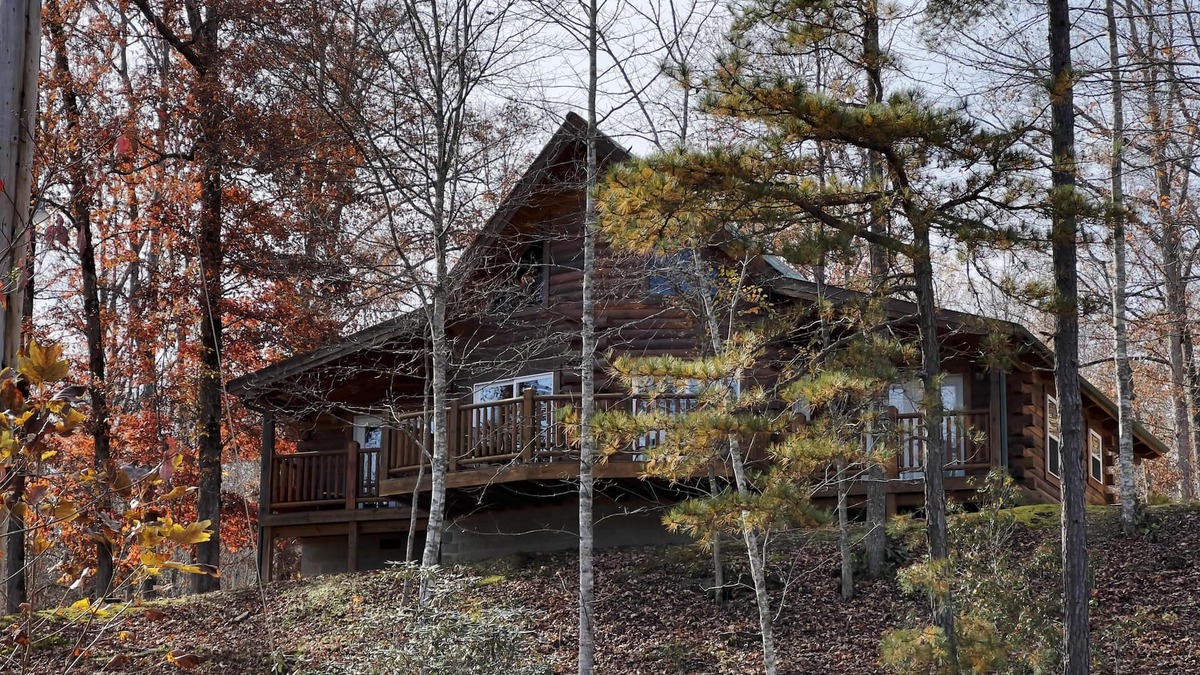 Beattyville Cabin | Sneaky Bear: Luxe lakeview cabin, caves, trails, fast WiFi @ BearTrackLake