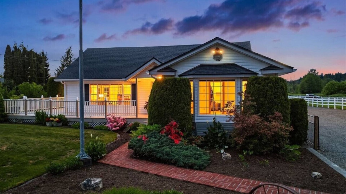 Snohomish House | Snohomish 10+Acre 5BR | Hot Tub, Pond & Stables