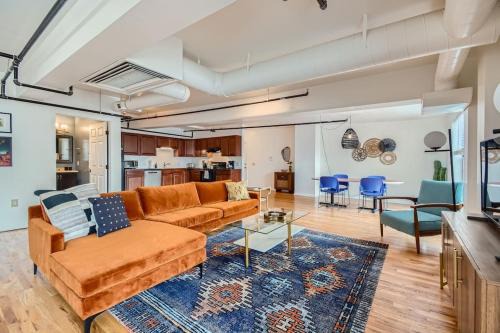 Ballpark Apartment | Snooze Retro Loft Ballpark Area 30 Day
