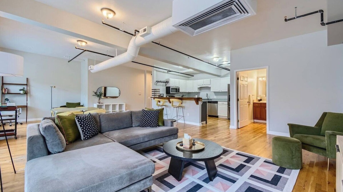 Ballpark Apartment | Snooze Revival, 1BR Loft, Remote Work, 30 Day