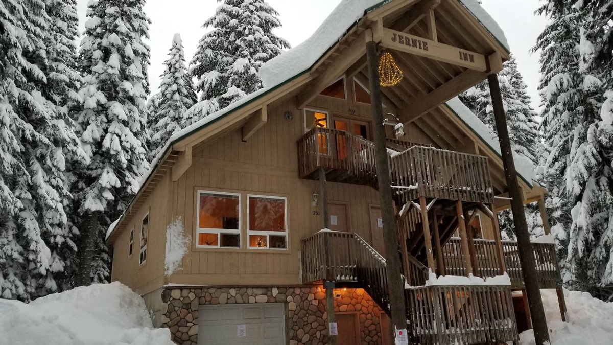 Snoqualmie Pass Apartment | Snoqualmie Pass Inn - 2 Bedroom Apt. Christmas all year long decor!