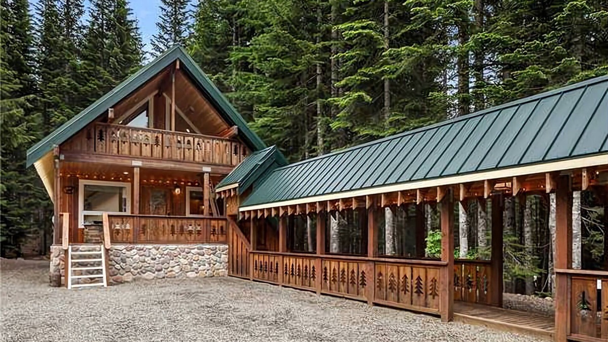 Snoqualmie Pass Cabin | Snoqualmie Pass Ski Cabin w/Hot Tub and Bonus Tree House!