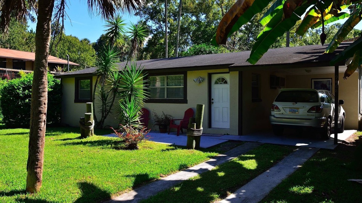 Homosassa House | Snorkel with the Manatees in Your Back Yard - Kayaks Included