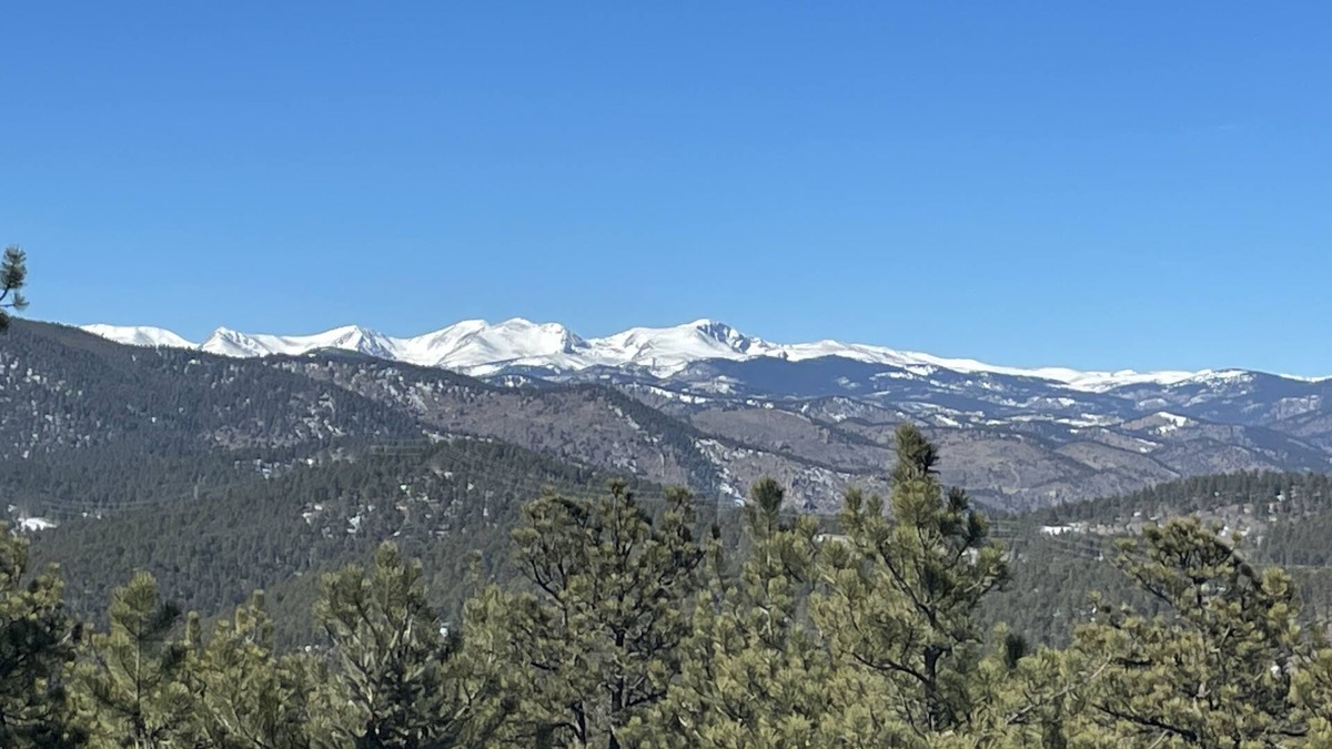 North Central Evergreen House | Snow capped views, wildlife, lake, close to skiing & Red Rocks Amphitheater